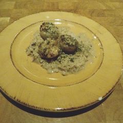 A picture of Scallops with Garlic Wine Sauce.