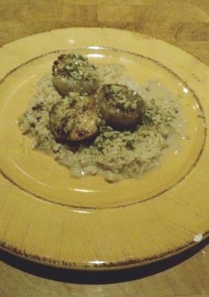 A picture of Scallops with Garlic Wine Sauce.