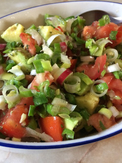 Una foto de Ensalada con palta o aguacate 🥑