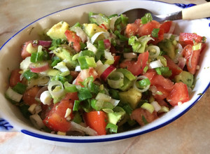 Una foto de Ensalada con palta o aguacate 🥑