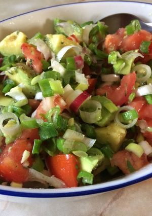 Una foto de Ensalada con palta o aguacate 🥑