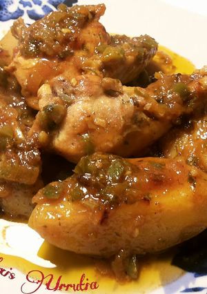 Una foto de Pollo en salsa con patatas guisadas