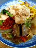 เส้นเหลืองทอดกรอบราดหน้าไก่