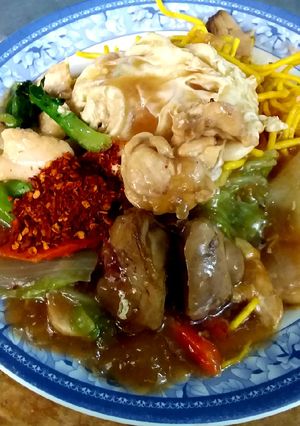 รูปของ เส้นเหลืองทอดกรอบราดหน้าไก่