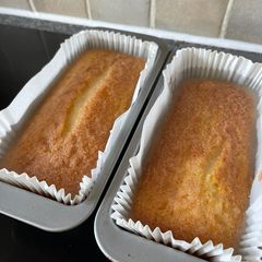 A picture of Lemon Drizzle Cake.