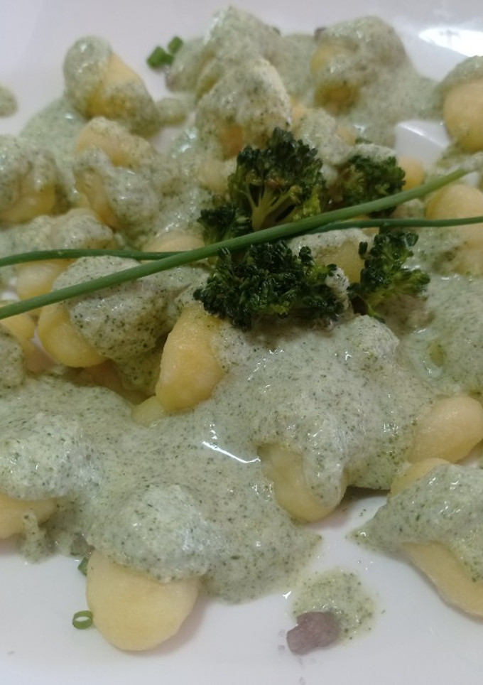 Una foto de Ñoquis con salsa de brócoli Lolo