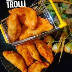 A picture of Dumpling samosa trolley.