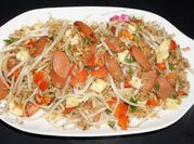 Una foto de arroz chaufa con vegetales