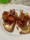 Crostoni con uva caramellata gorgonzola miele e speck croccante