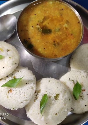 स्पाइसी सूजी इडली (Spicy suji idli recipe in Hindi) रेसिपी मुख्य फोटो