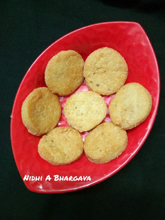 मठरी (Mathri recipe in hindi) रेसिपी मुख्य फोटो