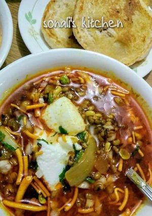 A picture of Misal pav.