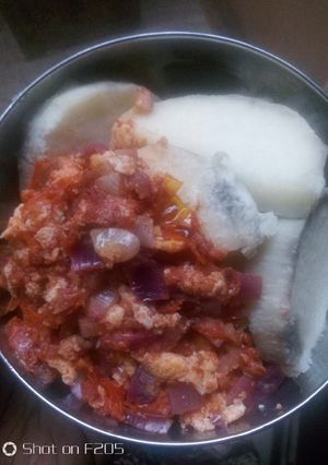 A picture of Boiled yam and egg sauce.
