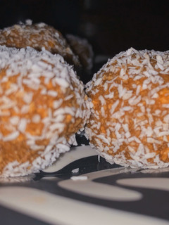 Una foto de Trufas o bombones de dulce de leche con galletitas