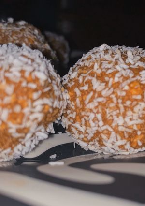 Una foto de Trufas o bombones de dulce de leche con galletitas