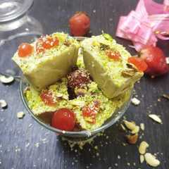 पिस्ता कुल्फी क्यूब्स (pista kulfi cubes recipe in Hindi) रेसिपी मुख्य फोटो