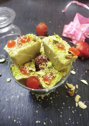 पिस्ता कुल्फी क्यूब्स (pista kulfi cubes recipe in Hindi) रेसिपी मुख्य फोटो