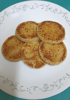 A picture of Jawarichi Thecha Bhakri.