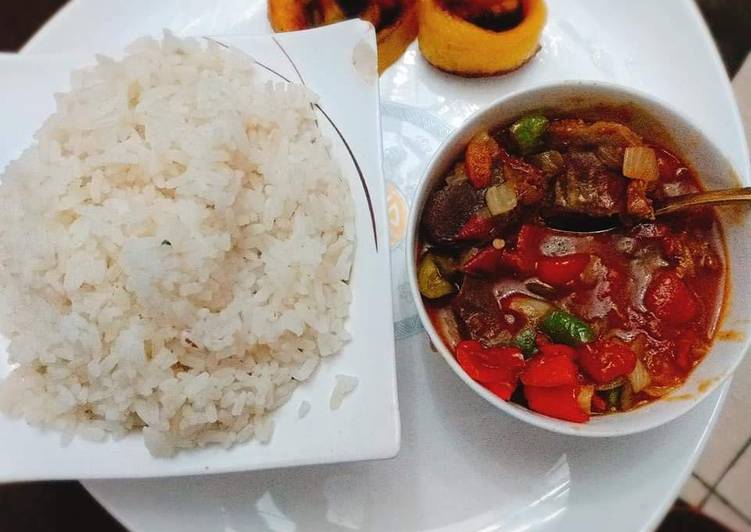 Boiled rice with tomato gizzard sauce