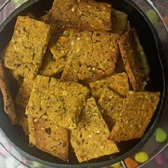 A picture of Baked bajra crackers.