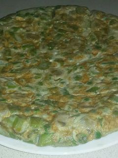 Una foto de Tortilla de espárragos guisantes y habas