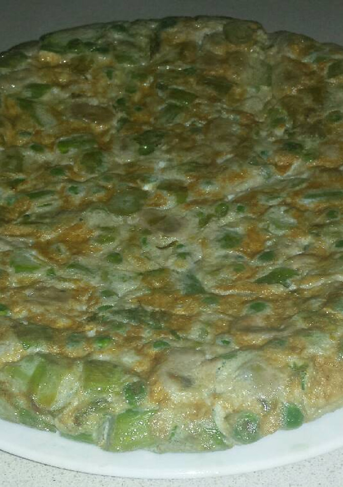 Una foto de Tortilla de espárragos guisantes y habas
