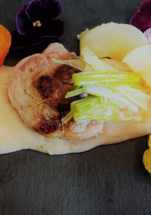 Une photo de Filet d'agneau sur son lit de haricots blancs et son duo de légumes glacés et croquants