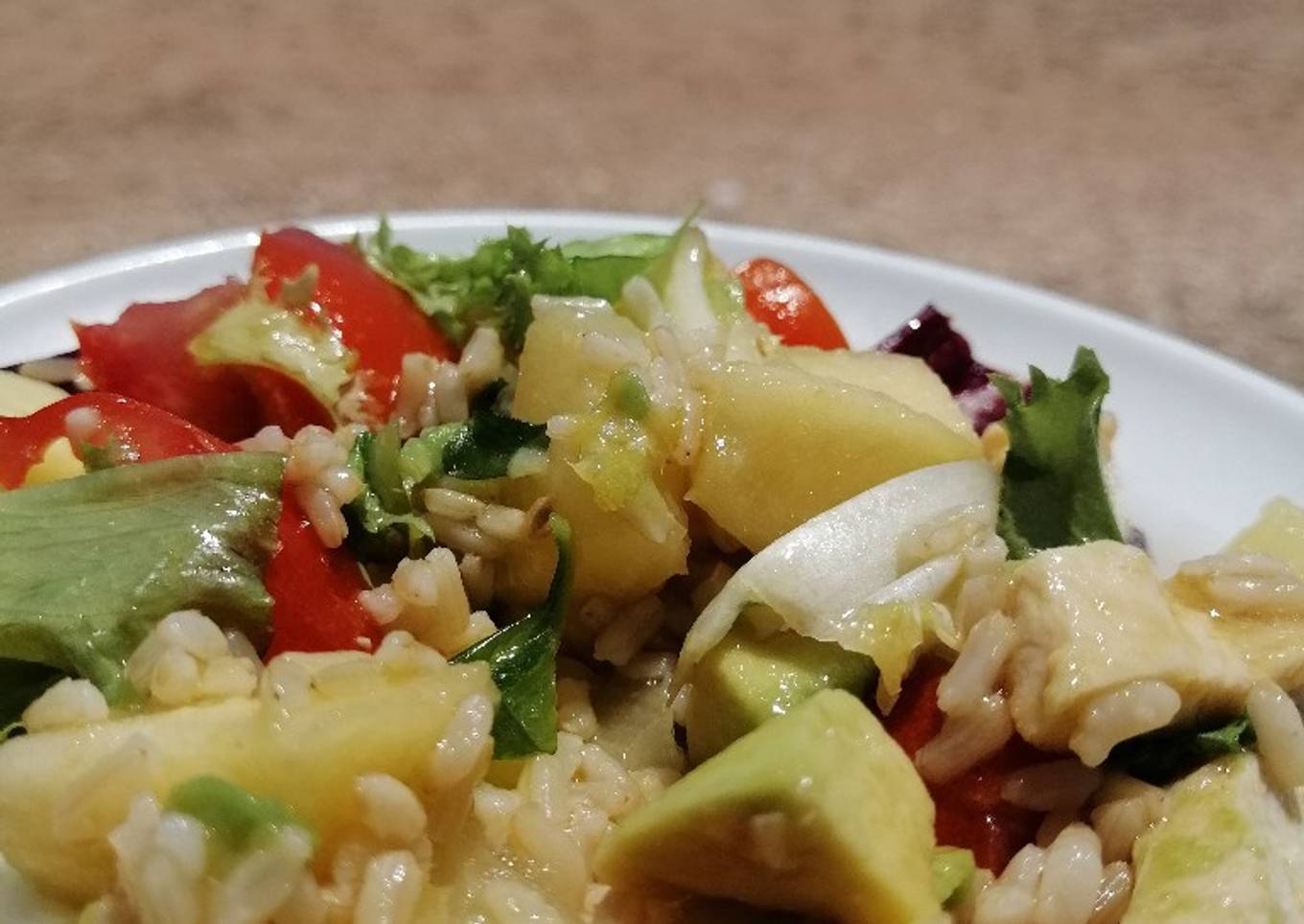 Ensalada variada para comer en la playa