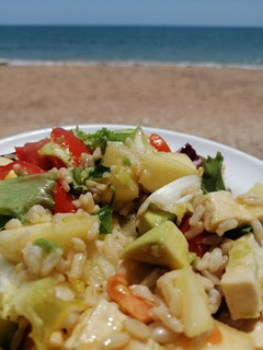 Una foto de Ensalada variada para comer en la playa