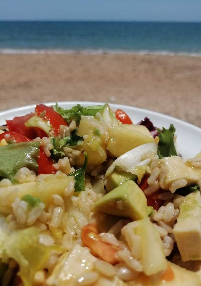 Una foto de Ensalada variada para comer en la playa