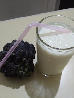 સીતાફળ મિલ્ક શેક(Sitafal Milkshake recipe in Gujarati) રેસીપી મુખ્ય ફોટો