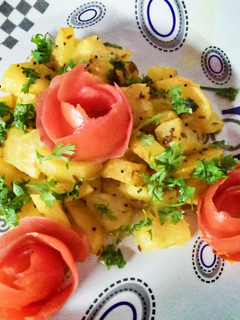 लौकी आलू की सब्जी (lauki aloo ki sabzi recipe in Hindi) रेसिपी मुख्य फोटो