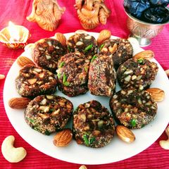 A picture of Anjeer khajoor dry fruit discs.