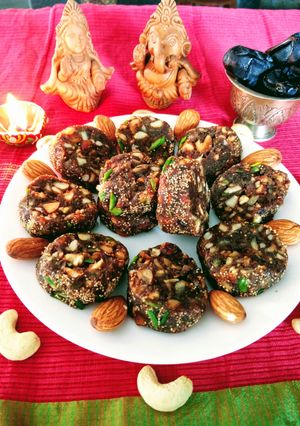 A picture of Anjeer khajoor dry fruit discs.