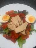 Ensalada con pimientos asados y atún