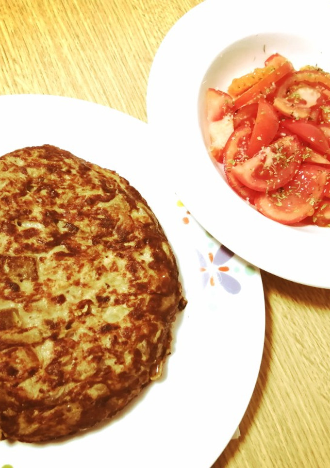Una foto de Tortilla Berenjenal (con ensalada soltera)