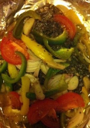Une photo de Papillote de calamars aux oignons tomates et poivrons