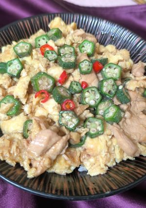 雞肉滑蛋蓋飯 的食譜成品照片