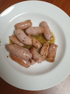 Una foto de Longanizas con salsa chimichurri