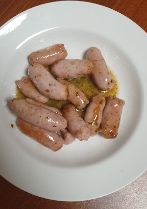 Una foto de Longanizas con salsa chimichurri