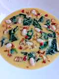 Vellutata di Fagioli con Cavolo Nero, Cipolla Croccante, Noci Tostate e Pepe Rosa