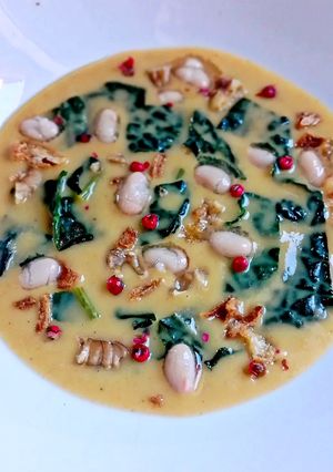 Foto di Vellutata di Fagioli con Cavolo Nero, Cipolla Croccante, Noci Tostate e Pepe Rosa