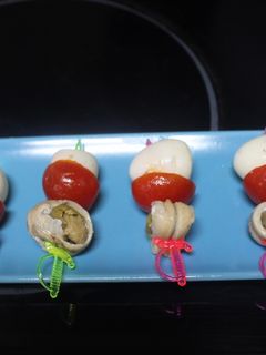 Una foto de Banderillas de huevo de codorniz y boquerones en vinagre
