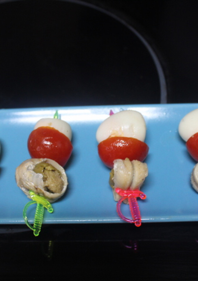 Una foto de Banderillas de huevo de codorniz y boquerones en vinagre