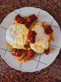 Huevos rotos con chistorra