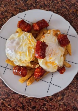 Una foto de Huevos rotos con chistorra
