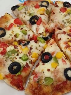 વેજ. ચીઝ બસ્ટૅ પીઝા (Veg. Cheese Burst Pizza Recipe In Gujarati) રેસીપી મુખ્ય ફોટો