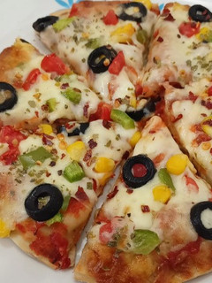 વેજ. ચીઝ બસ્ટૅ પીઝા (Veg. Cheese Burst Pizza Recipe In Gujarati) રેસીપી મુખ્ય ફોટો