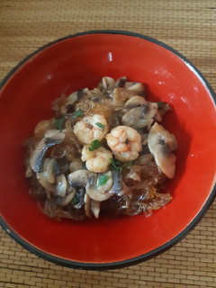 Una foto de Glass noodles (fideos de cristal) con gambas y champiñones 🇯🇵