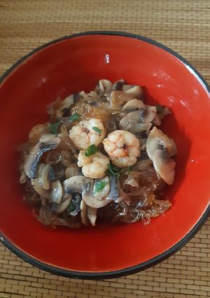 Una foto de Glass noodles (fideos de cristal) con gambas y champiñones 🇯🇵